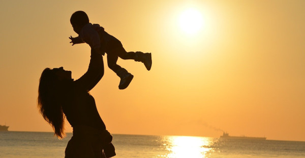 Las familias monoparentales tienen derecho a acumular el permiso de maternidad y paternidad