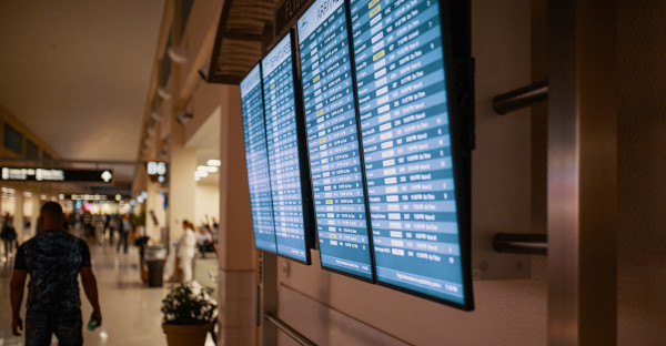 Un vuelo desviado a otro aeropuerto no da derecho a compensación por cancelación, pero sí por retraso