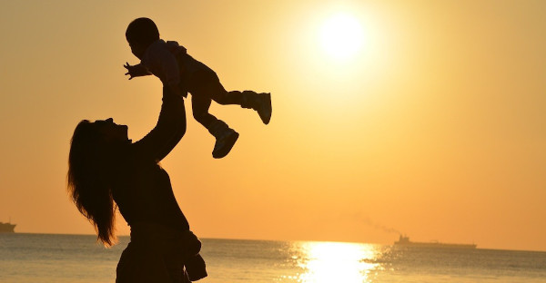 ¿Puede una familia monoparental ampliar la prestación por maternidad?