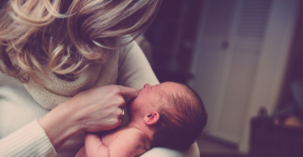 Un juez reconoce diez semanas adicionales de prestación por nacimiento a una familia monoparental