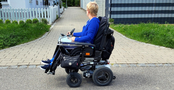 Una peatona que circulaba en silla de ruedas, condenada por propiciar la caída de un motorista