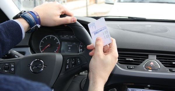 Un permiso de conducir falso que contiene datos veraces de su propietario no constituye delito de falsedad documental al no alterar el tráfico jurídico